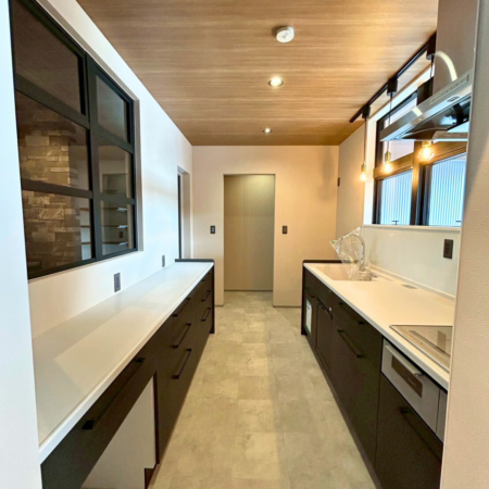 「日常」をカフェの寛ぎに。愛猫と、家族と、光が遊ぶ家